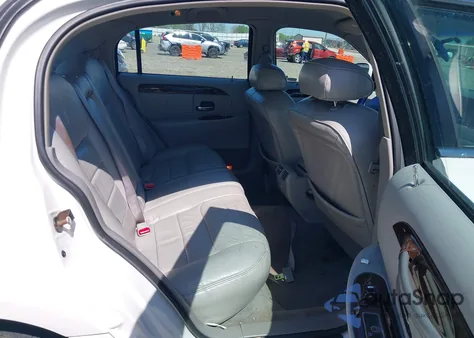 2000 Lincoln Town Car Executive z USA, uszkodzony, nr VIN 1LNHM81W4YY836914